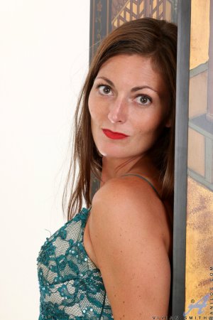 Ginger milf Vivian Smith sexily takes off her peignoir photo 3