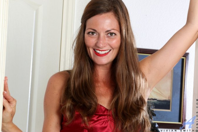 Slim Vivian Smith takes red dress in the hallway photo 2