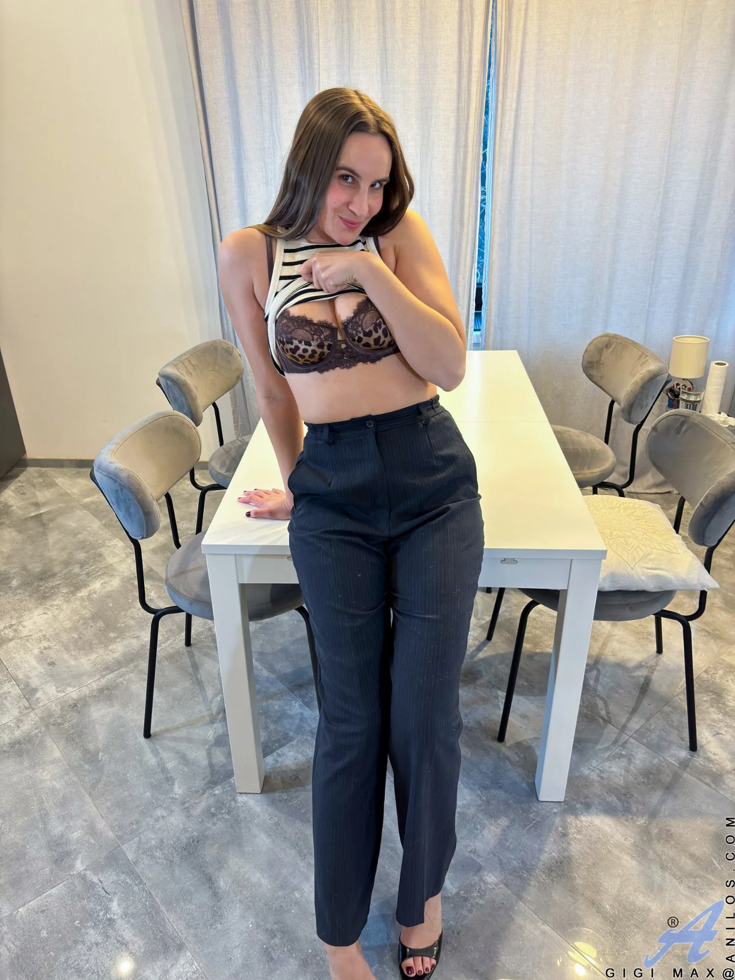 Gigi Max lifts her tank top flashing her big ass photo 1