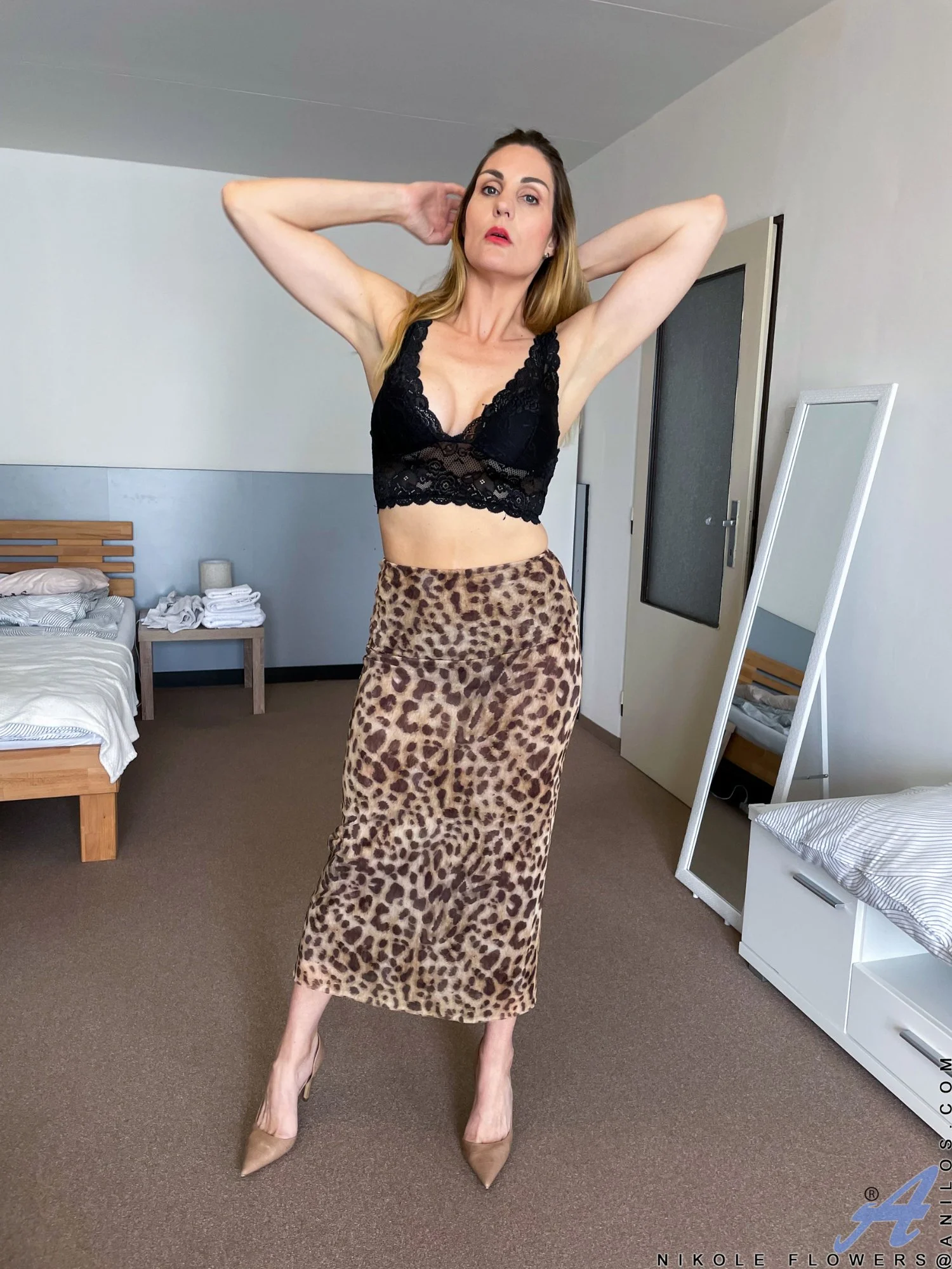 Nikole Flowers teasingly reveals fingers plunging into pussy photo 1
