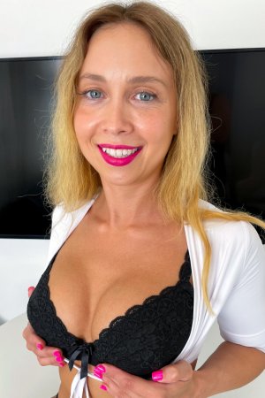 Kirsten Fog Devours a Dildo on the Kitchen Table photo 8