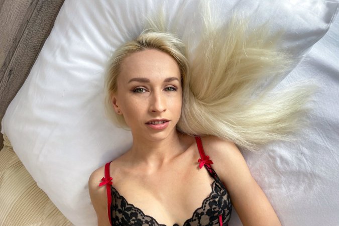 Mery teases her body in a solo session photo 4