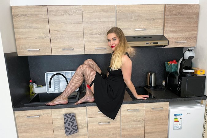 Kate Blue shaved pussy photo 3